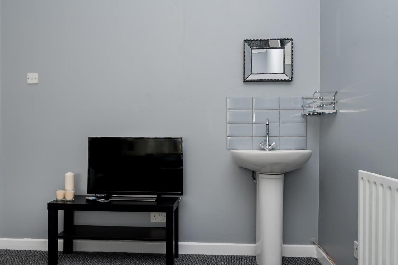 Shirley House 2, Self Catering Guest House, Self Check In, Smart Locks, 10 Min Walk To Southampton General, Aspire And Princess Anne Hospitals, Access To Fully Equipped Kitchen, Excellent Transport Links, Ideal For Longer Stays And Hospital Shifts Eksteriør billede